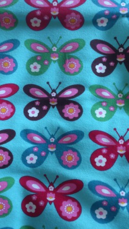 ljusblått tyg med fjärilar i olika färger