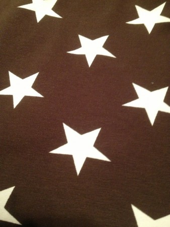 Brunt tyg med vita stjärnor