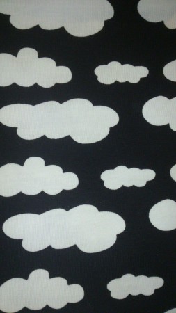 svart tyg med vita moln