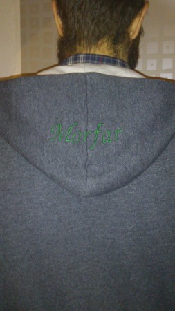 Morfars julklapp, huvtröja med morfar broderat på luvan.